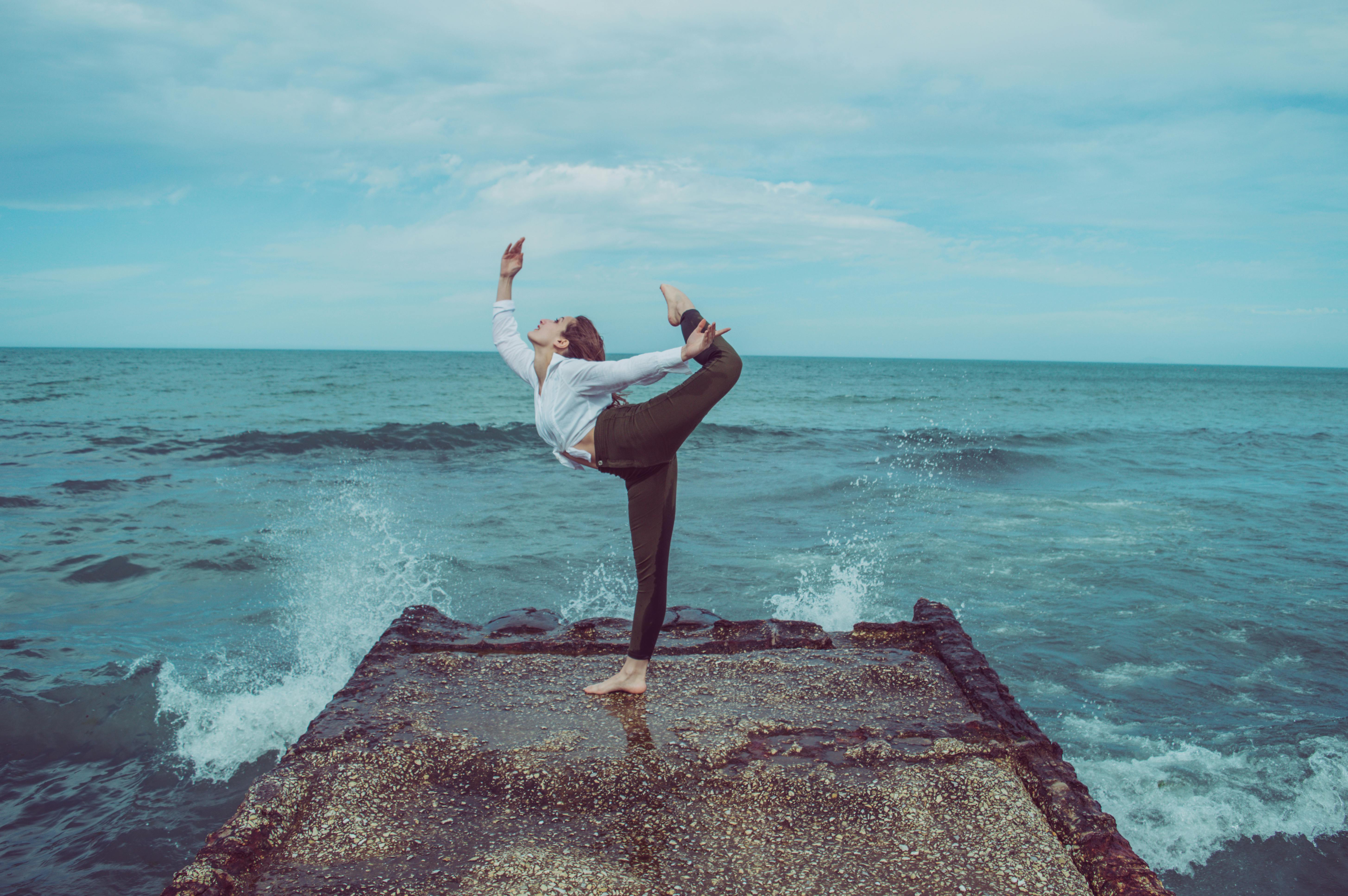 Personne faisant du yoga